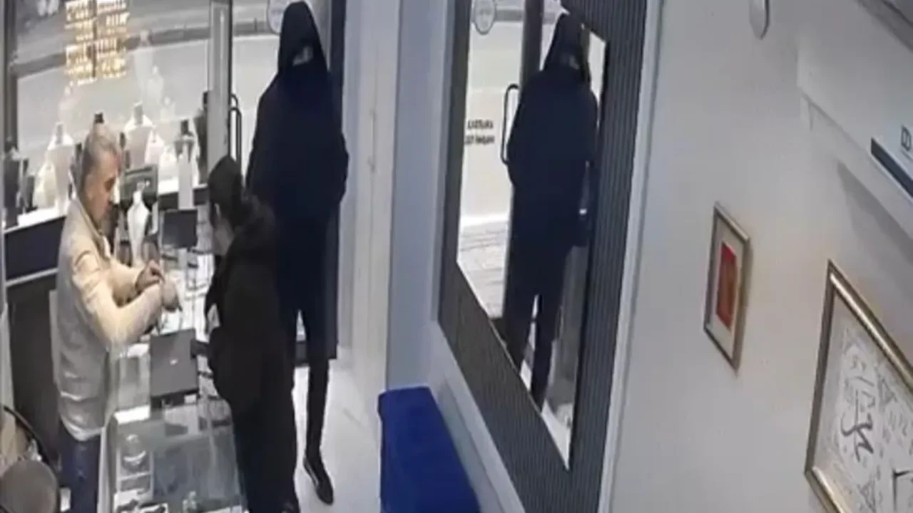 Amatör soyguncu kamerada! Panik butonunu basılınca tabana kuvvet kaçtı