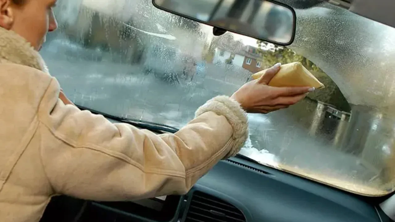 Araç sahiplerine kritik öneri! Buzlanan cam zarar görmeden nasıl temizlenir?