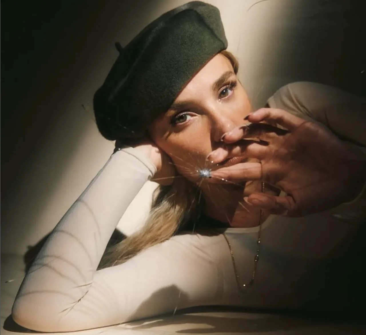 Bir hayranıyla fotoğraf çektiren Gülşen'in makyajsız hali dikkat çekti!