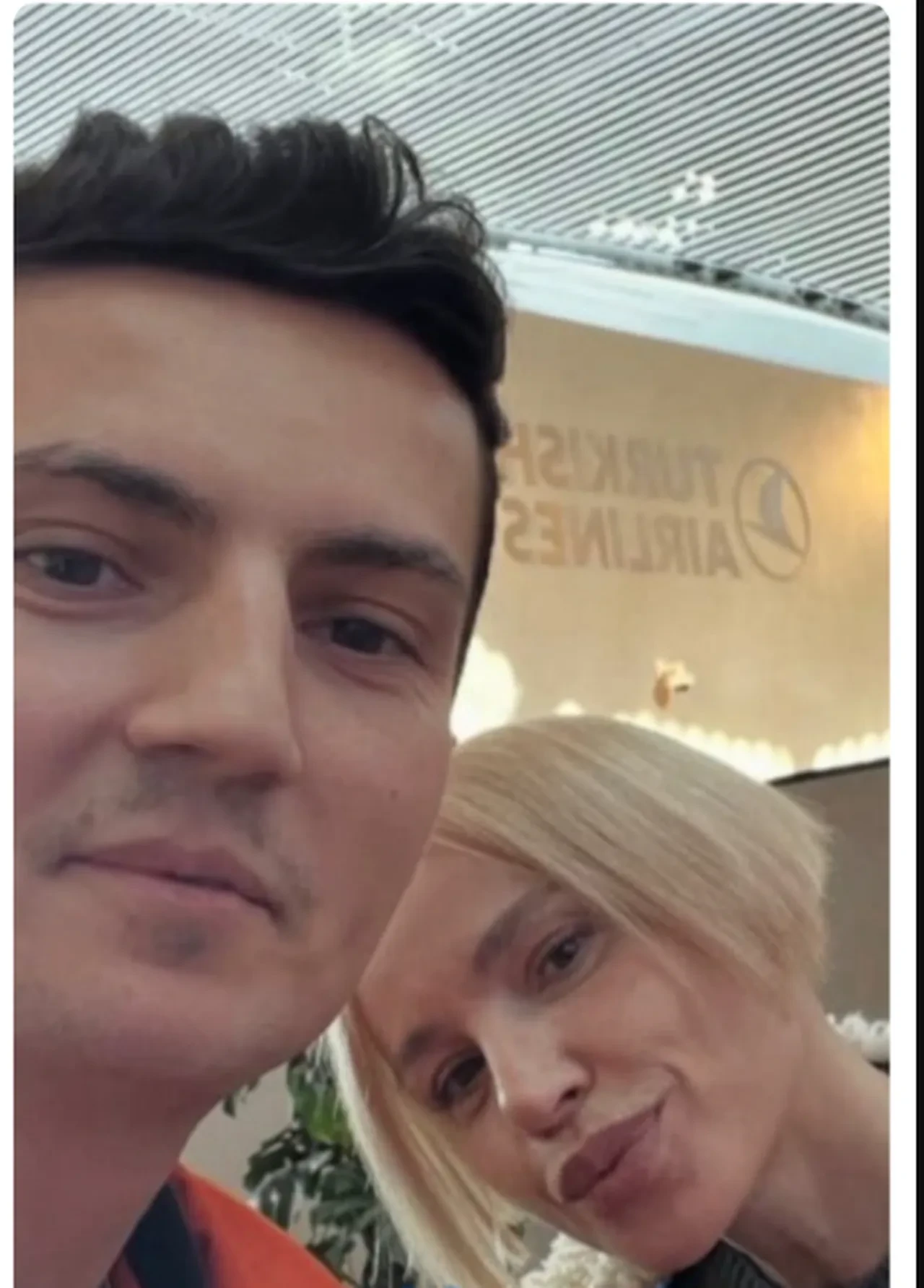 Bir hayranıyla fotoğraf çektiren Gülşen'in makyajsız hali dikkat çekti!