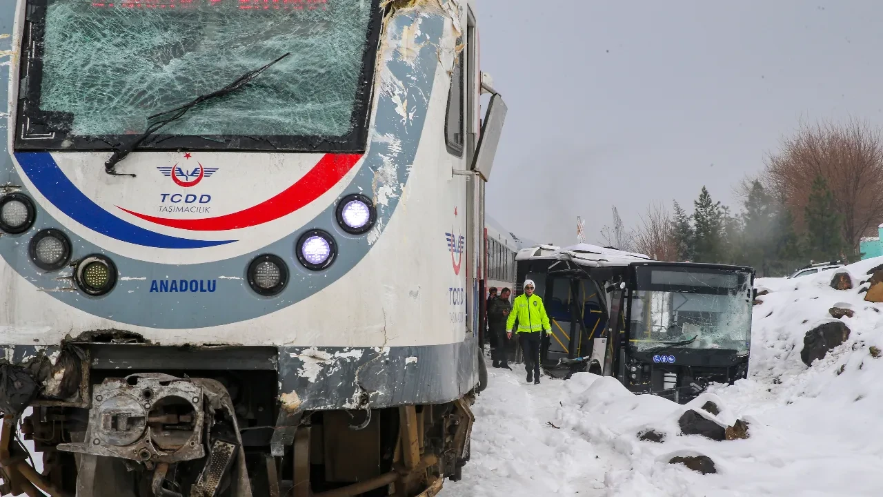 Diyarbakır'da tren ile belediye otobüsü çarpıştı! Yürekleri ağza getiren görüntüler 
