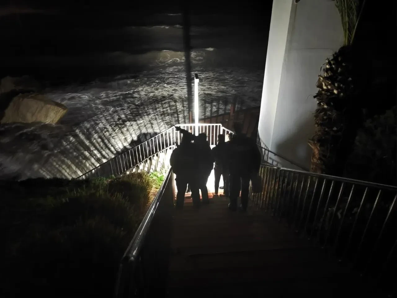 Fırtınada çalıştırıldılar! İskelede çalışan 3 kişiyi dalga çekti: 1 işçi hayatını kaybetti 1'inin durumu ağır