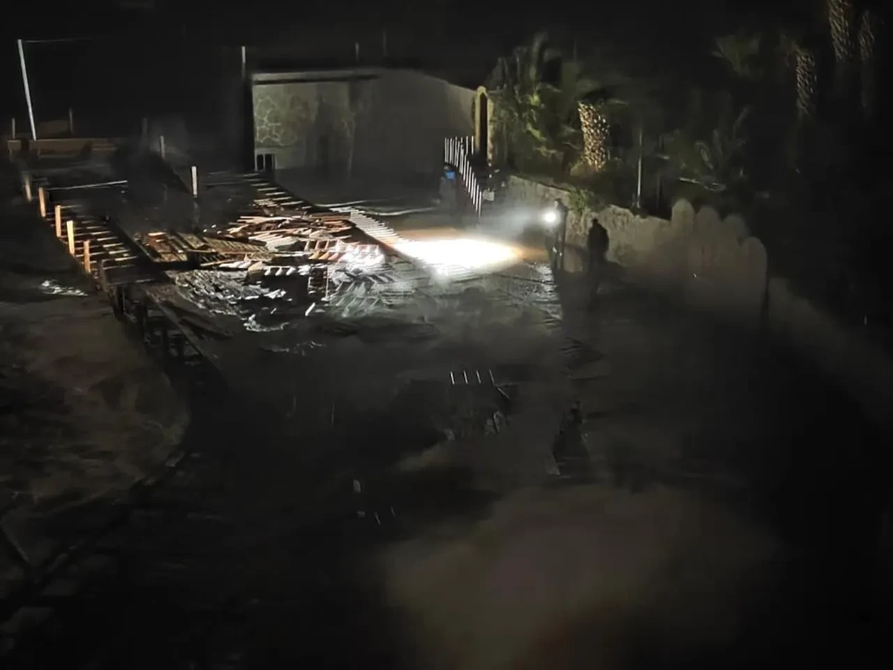 Fırtınada çalıştırıldılar! İskelede çalışan 3 kişiyi dalga çekti: 1 işçi hayatını kaybetti 1'inin durumu ağır