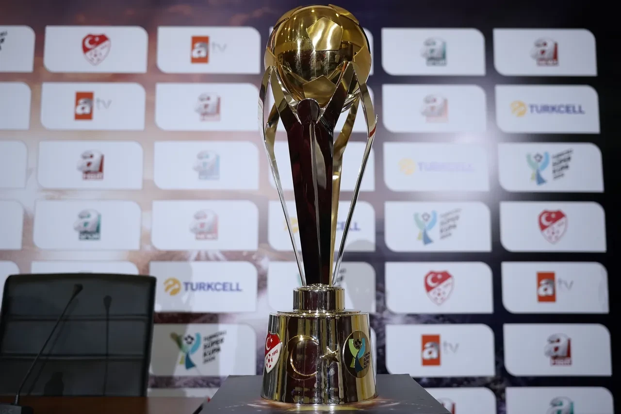 Galatasaray-Fenerbahçe derbisinin saati değişti! İşte Süper Kupa finalinin yeni saati