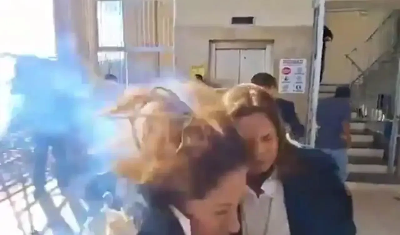 Honduras'ta milletvekiline görülmemiş saldırı! Kongre önünde kafasına patlayıcı madde fırlatıldı