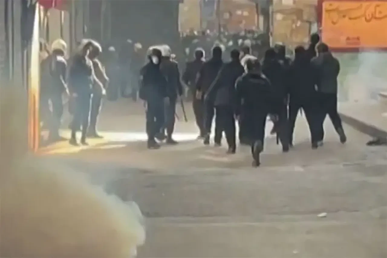 İran'da sokaklar yangın yeri! Trump sert tehditler savurdu, Hamaney resti çekti!