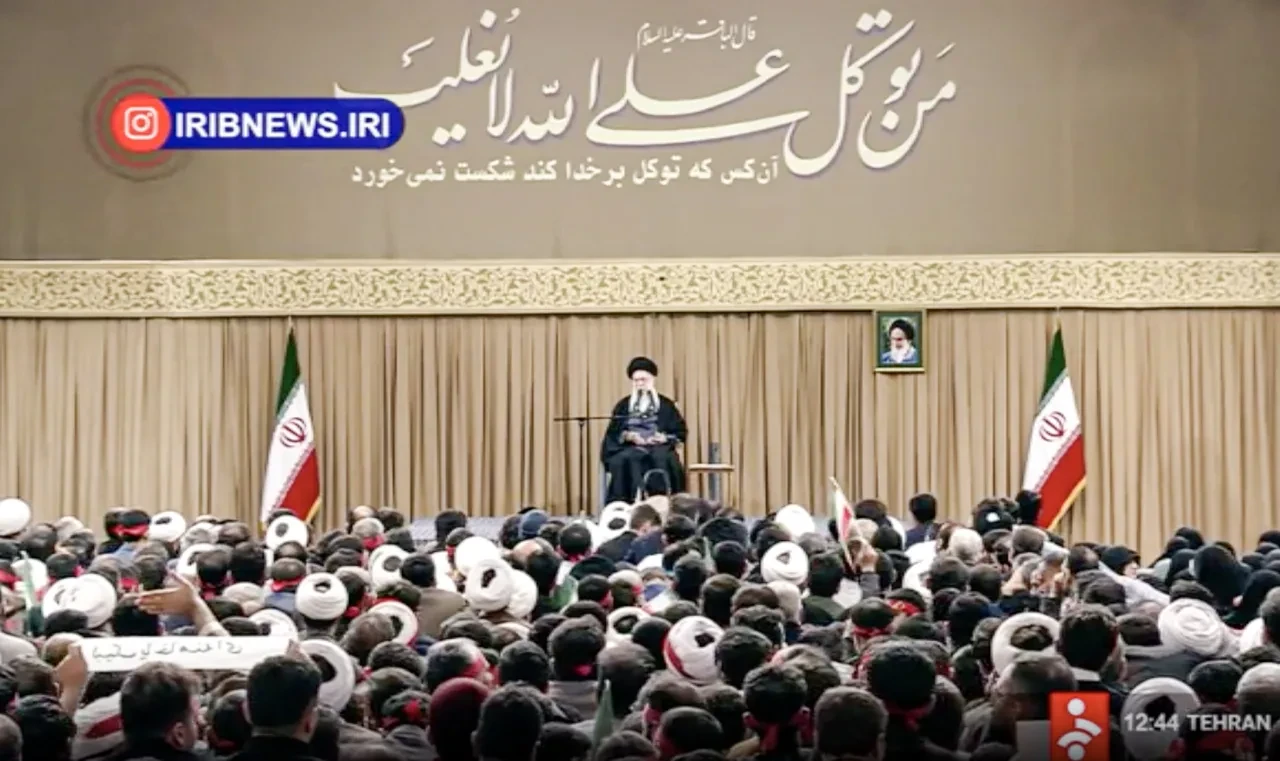 İran'da sokaklar yangın yeri! Trump sert tehditler savurdu, Hamaney resti çekti!