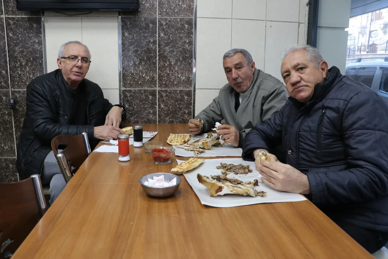 Korkutucu görüntüsü var ama yemeden duramıyorlar! Şifa deposu 16 saatte pişiriliyor, baltayla yarılıyor