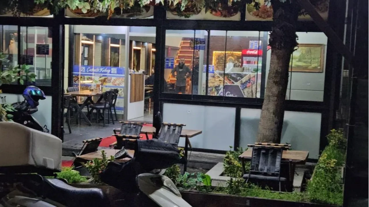 Küçükçekmece'de silahlı saldırı! Aynı kebapçı ikinci kez kurşunlandı