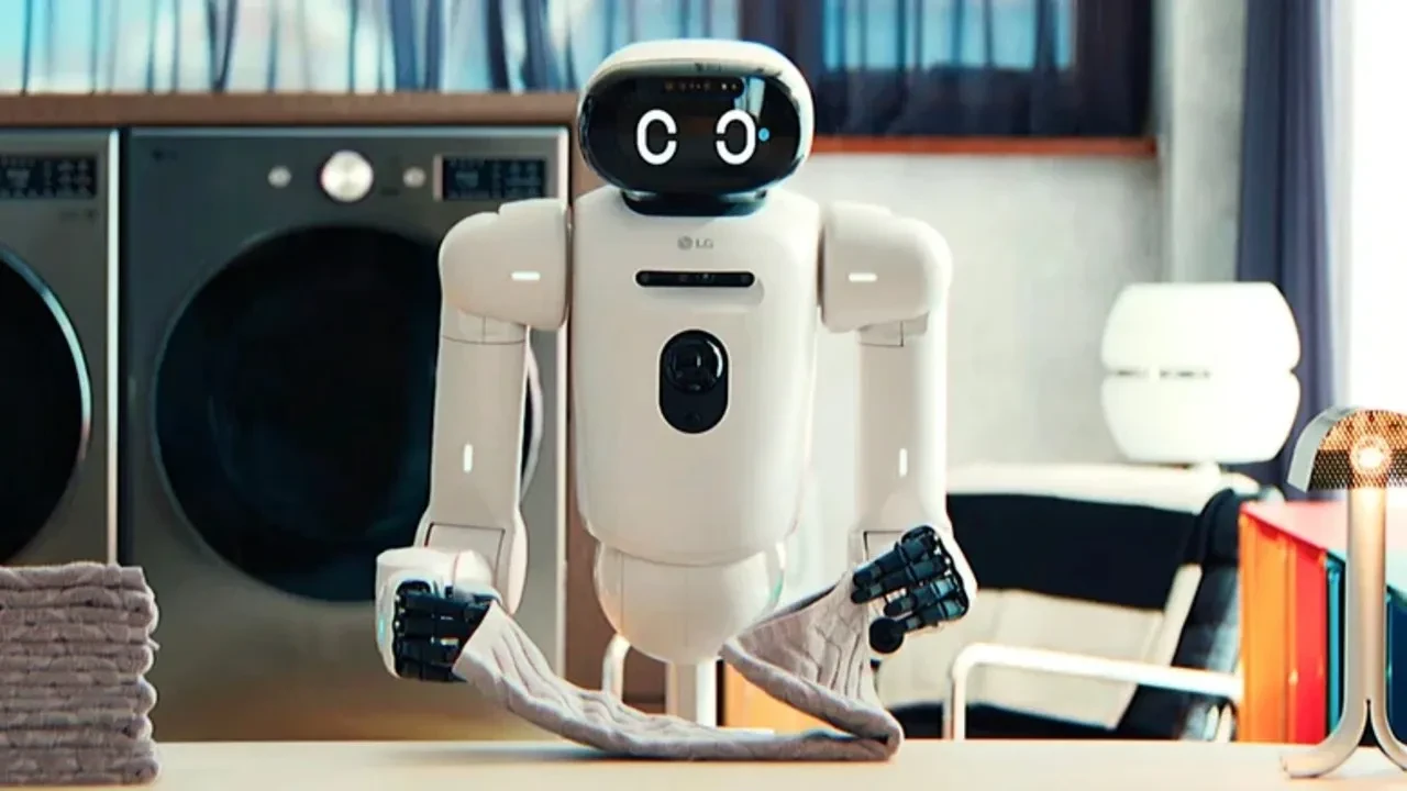 LG'nin ev robotu CLOiD tanıtıldı: Çamaşır katlamak…