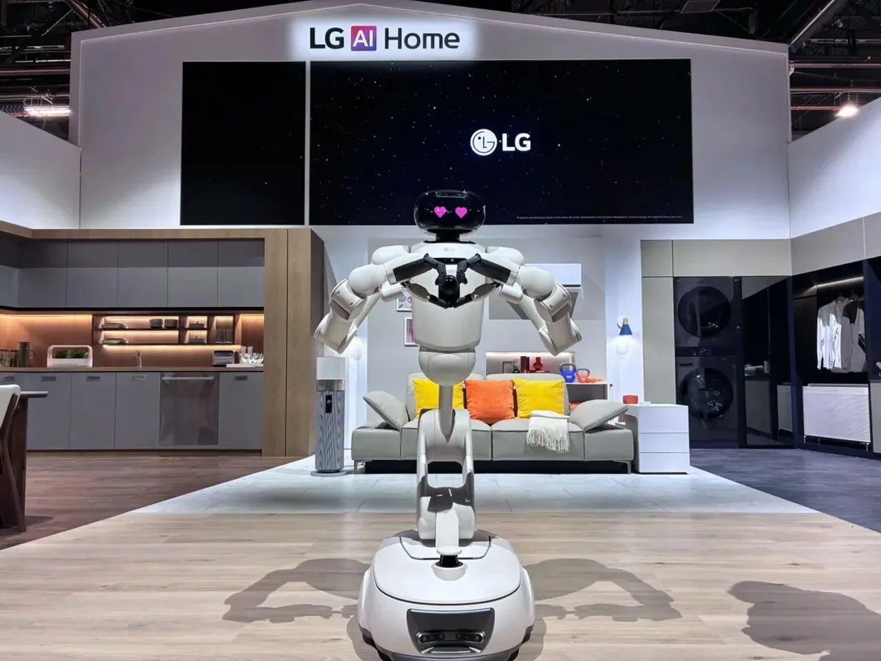 LG'nin ev robotu CLOiD tanıtıldı: Çamaşır katlamaktan daha fazlasını yapıyor