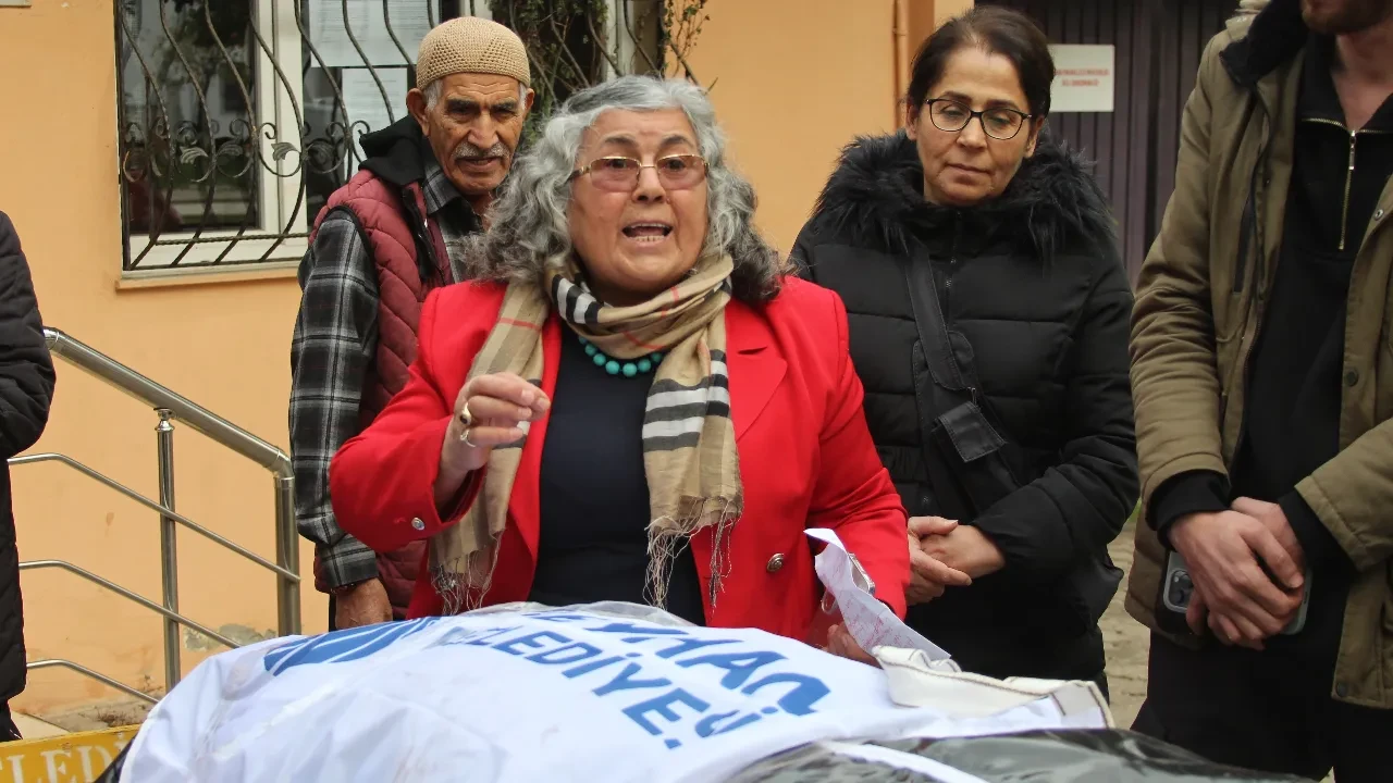 Mahalle muhtarı CHP'li belediyenin cenazesini kaldırdı