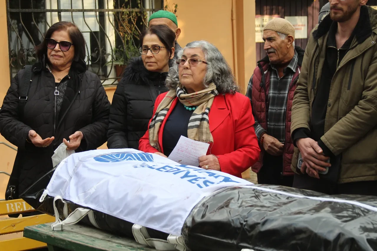 Mahalle muhtarı CHP'li belediyenin cenazesini kaldırdı