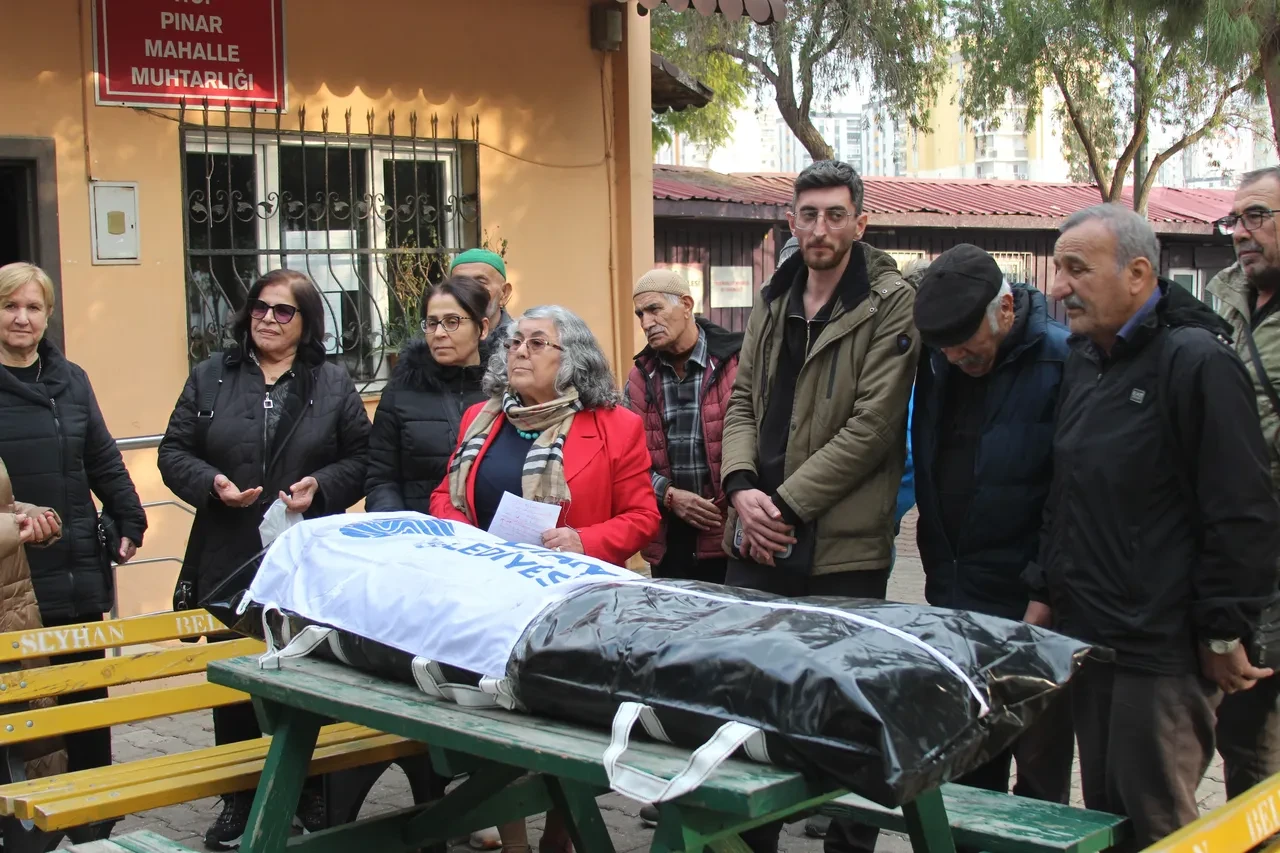 Mahalle muhtarı CHP'li belediyenin cenazesini kaldırdı