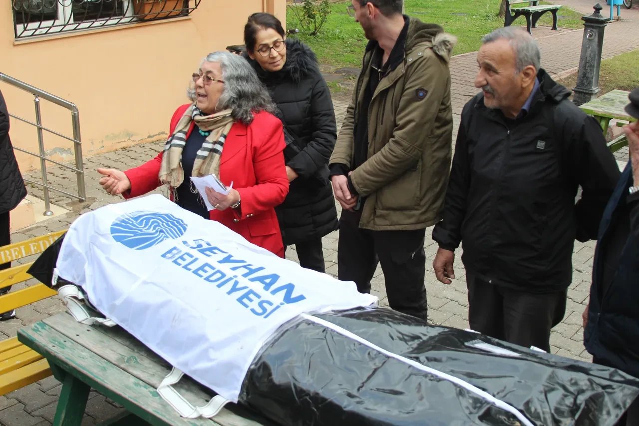 Mahalle muhtarı CHP'li belediyenin cenazesini kaldırdı