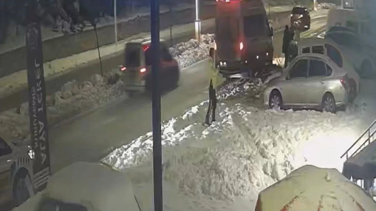 Park halindeki 2 araca çarptı, kaçtı! İşte o anlar