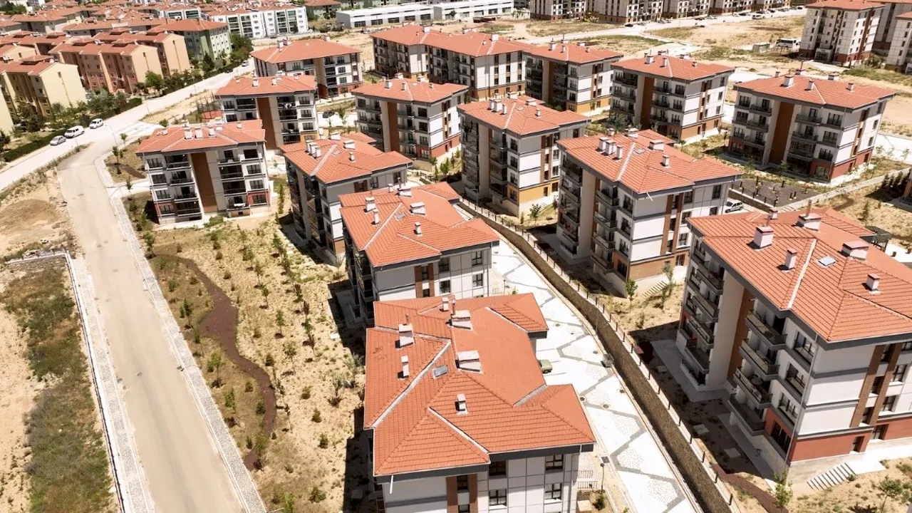 Şehir şehir TOKİ 500 bin konut kura takvimi il sıralaması 2026: Antalya, Kocaeli, Konya, İzmir, Aydın, Muğla, Eskişehir ve Balıkesir kura çekimi ne zaman?