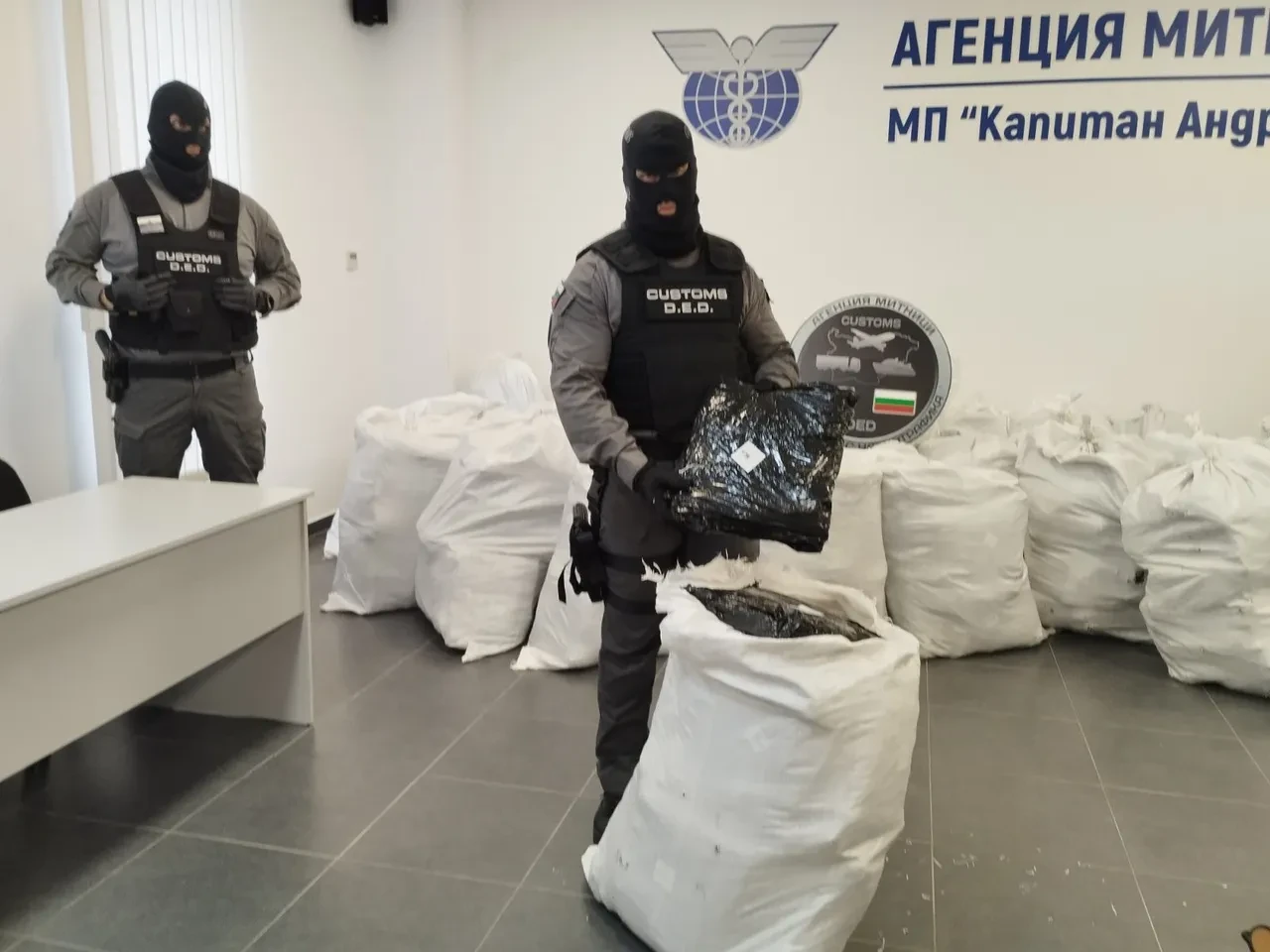 Yüzlerce kilo esrar sınırda yakalandı! Türkiye'ye sokmaya çalışıyorlardı