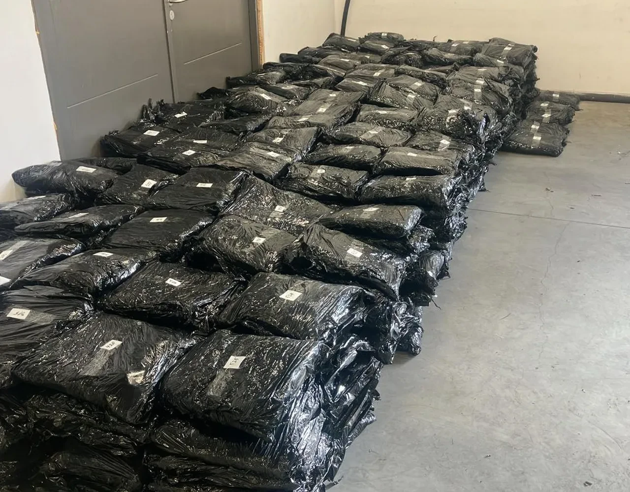 Yüzlerce kilo esrar sınırda yakalandı! Türkiye'ye sokmaya çalışıyorlardı