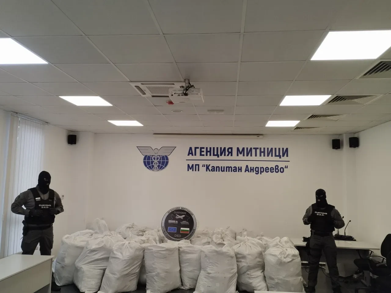 Yüzlerce kilo esrar sınırda yakalandı! Türkiye'ye sokmaya çalışıyorlardı