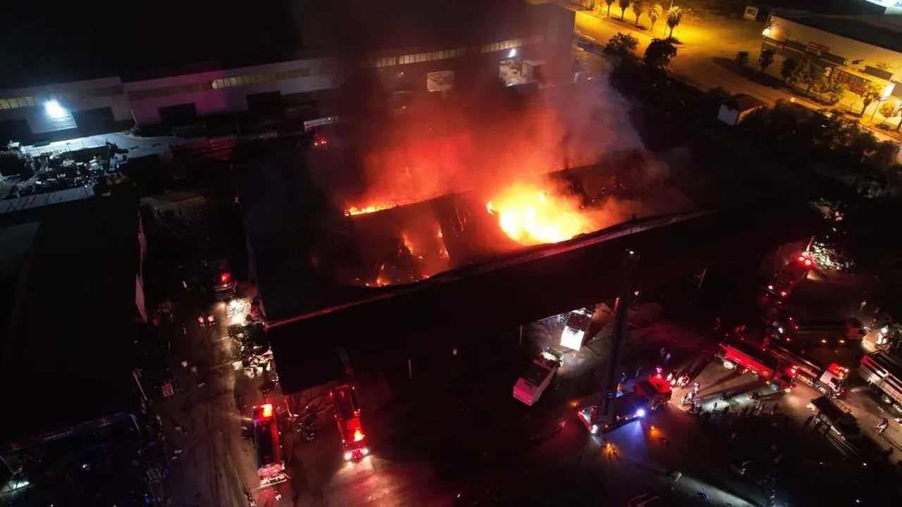 Adana halde korkutan yangın: 22 iş yeri küle döndü