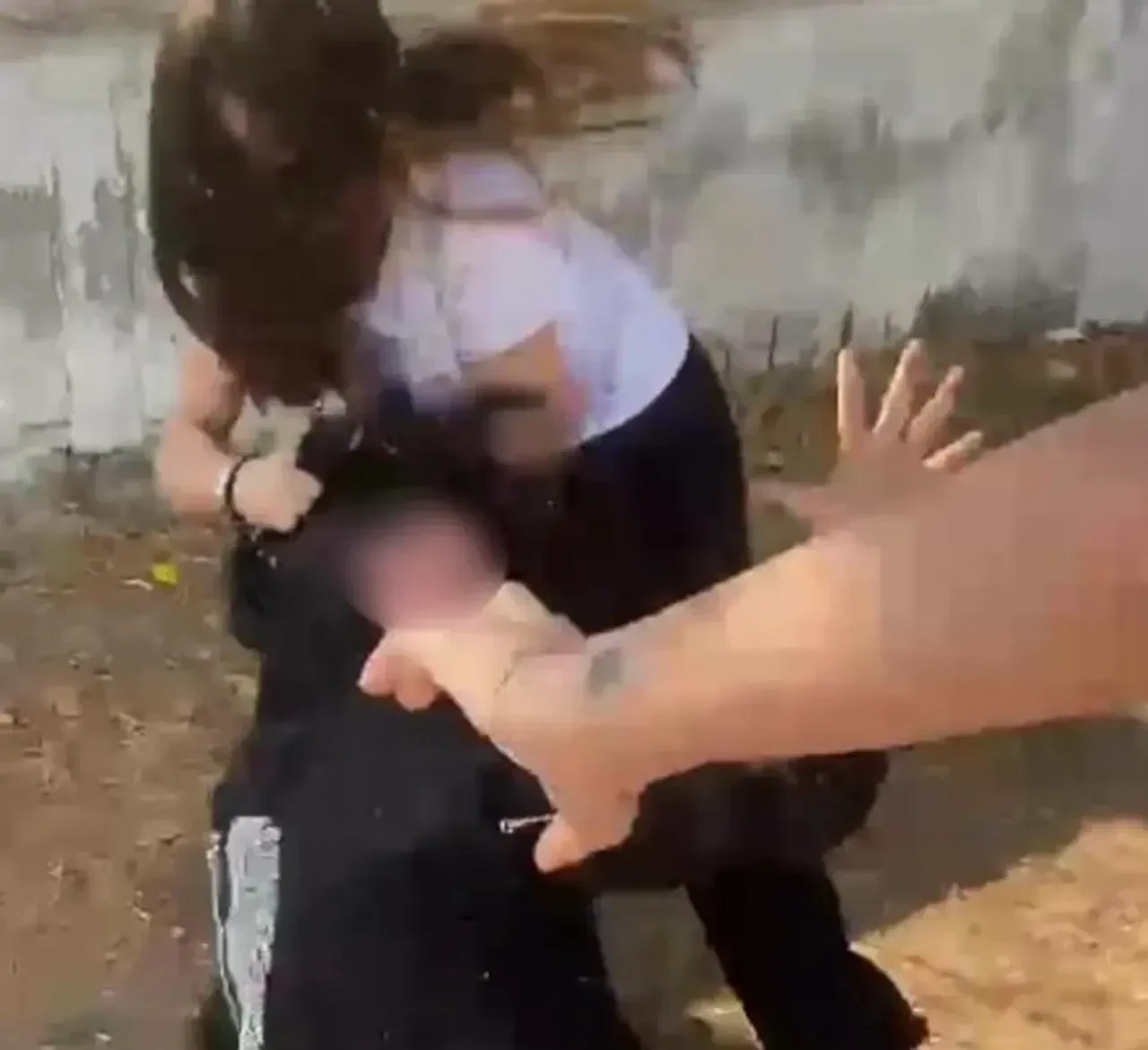 Akran zorbalığı kamerada! Kız öğrenciler dehşet saçtı: Çeşmede ıslatıp ıslatıp dövdüler