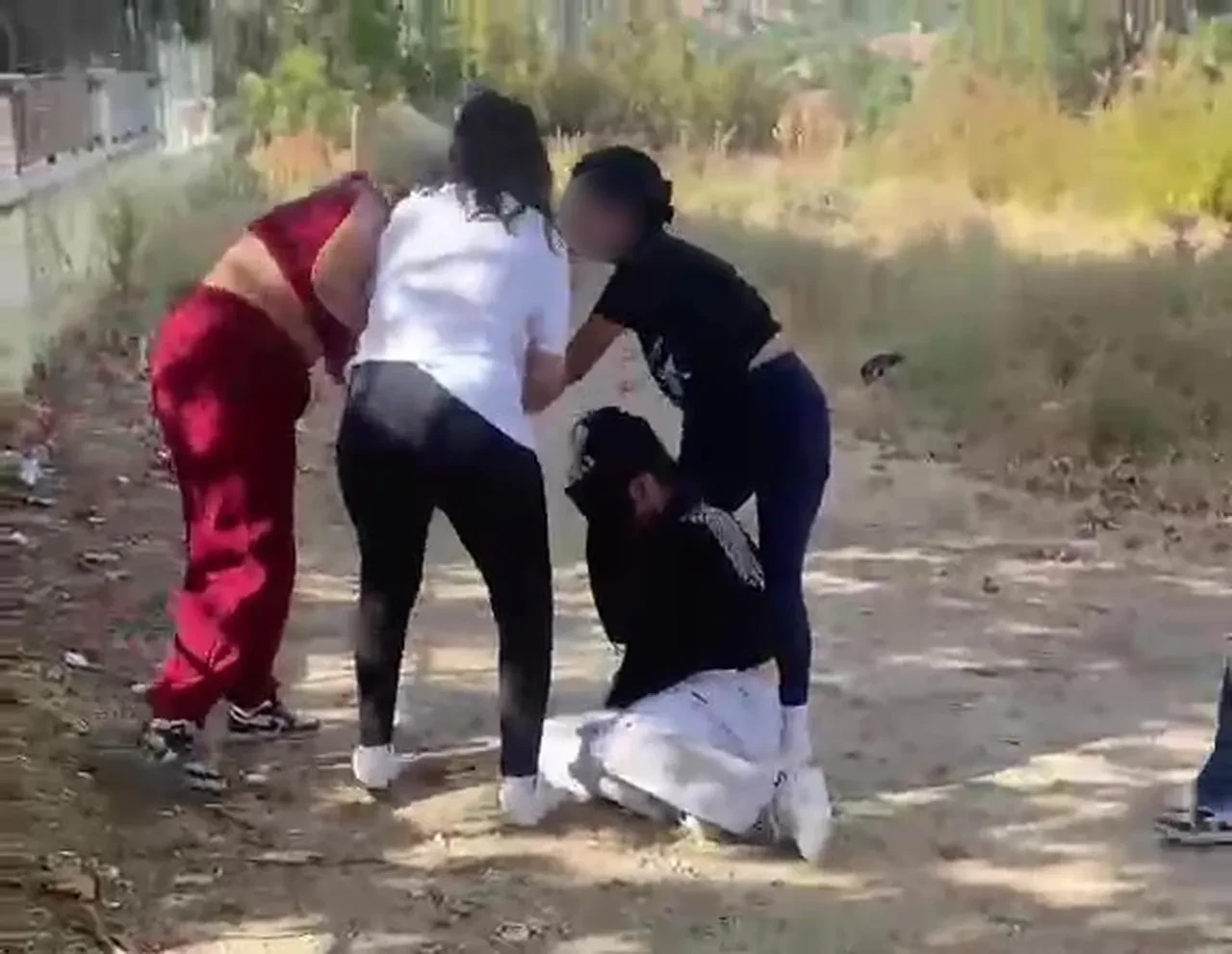 Akran zorbalığı kamerada! Kız öğrenciler dehşet saçtı: Çeşmede ıslatıp ıslatıp dövdüler