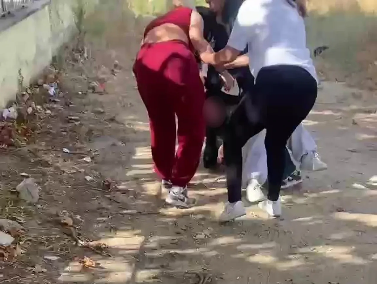 Akran zorbalığı kamerada! Kız öğrenciler dehşet saçtı: Çeşmede ıslatıp ıslatıp dövdüler