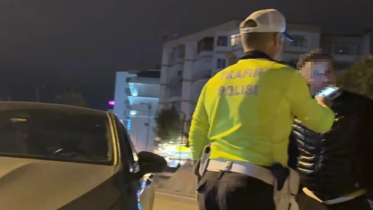 Alkollü sürücünün polislere yaptığı savunma pes dedirtti: 