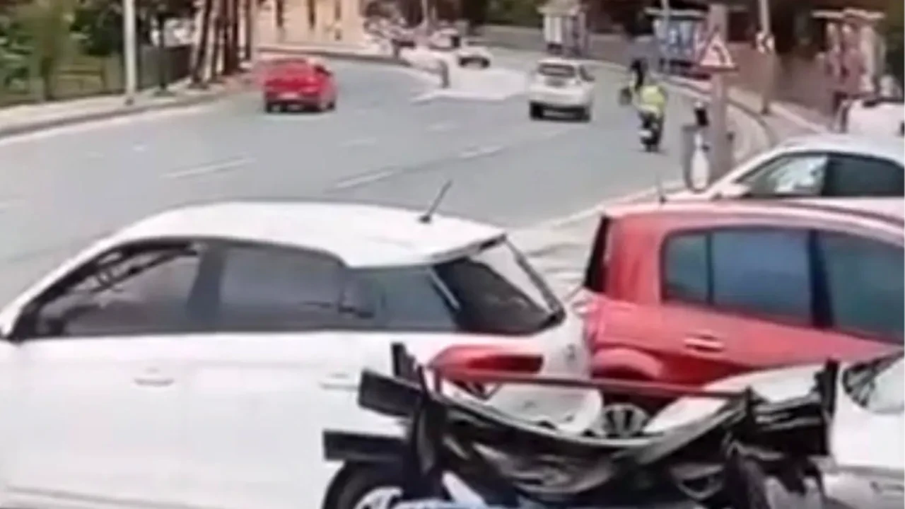 Ankara'da otomobil elektrikli bisiklete çarptı: Dehşet anları güvenlik kamerasında