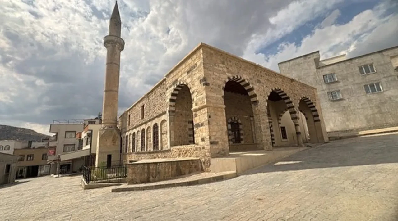 Bakan Ersoy duyurdu: Asırlık 6 cami cuma namazıyla kapılarını açıyor