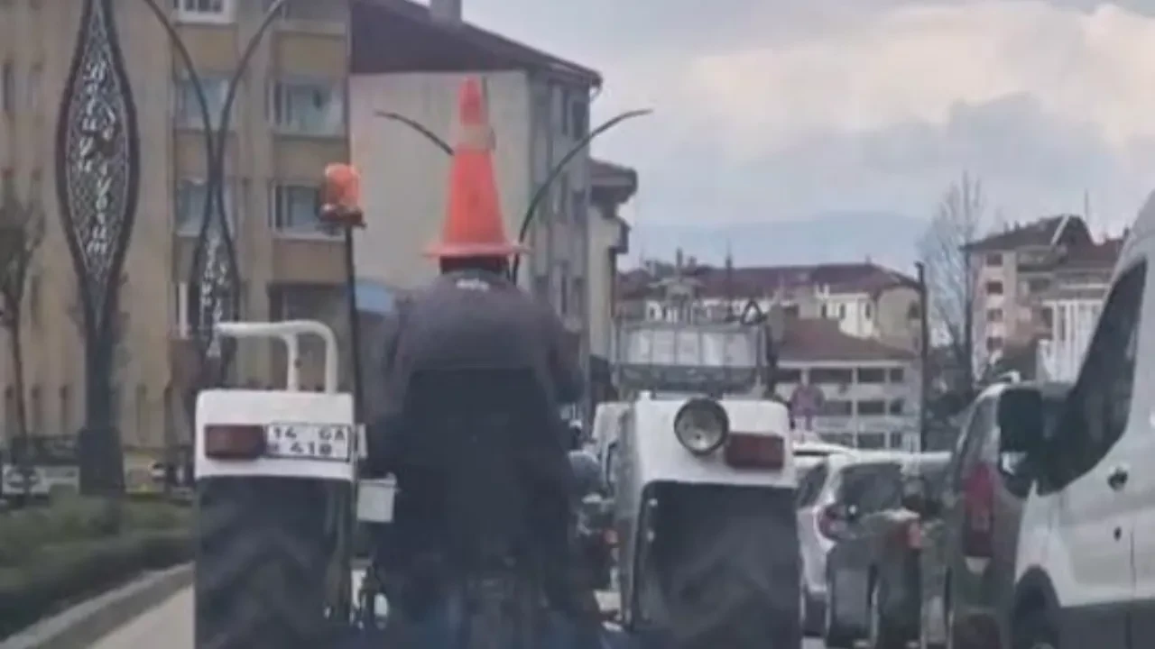 Bolu'da sürücüleri gülümseten anlar: Kafasına duba geçirip traktör sürdü
