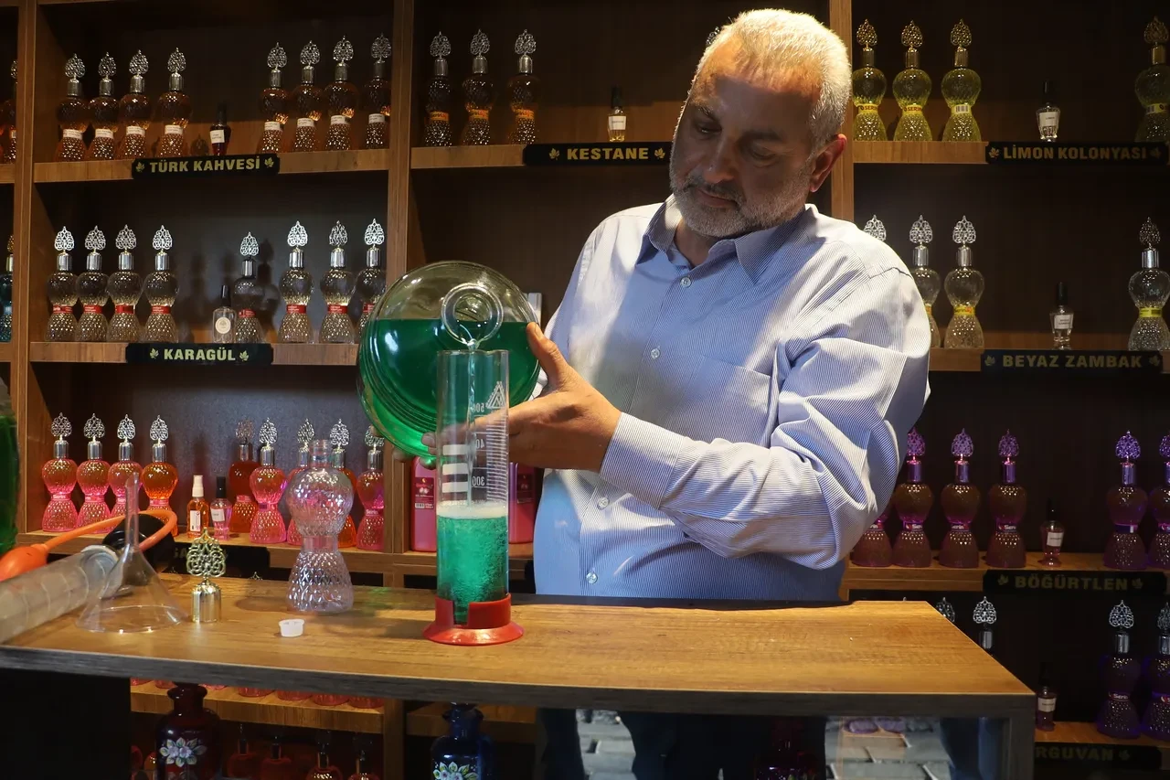 Eşi için Sivas kokulu kolonya üretti!