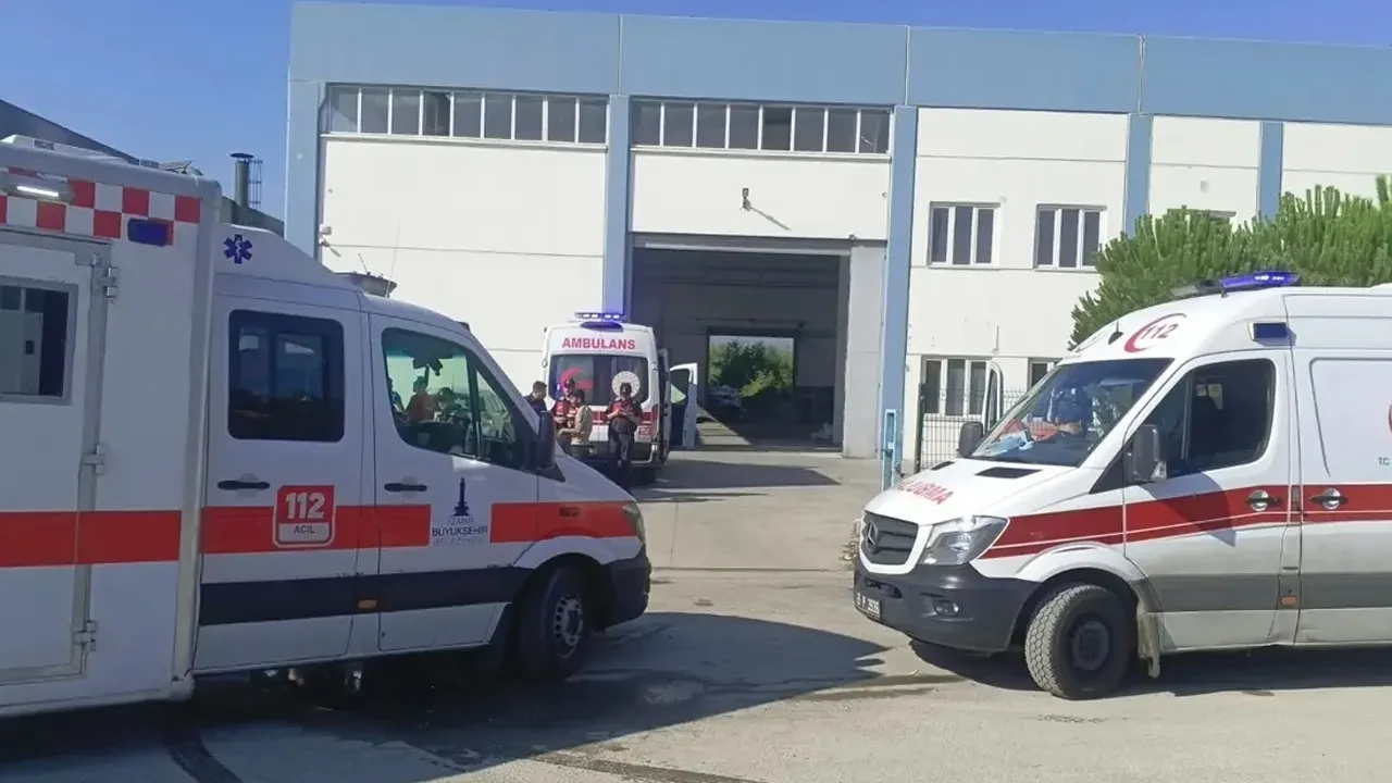 İzmir'de metal fabrikasında patlama: Çok sayıda işçi yaralandı