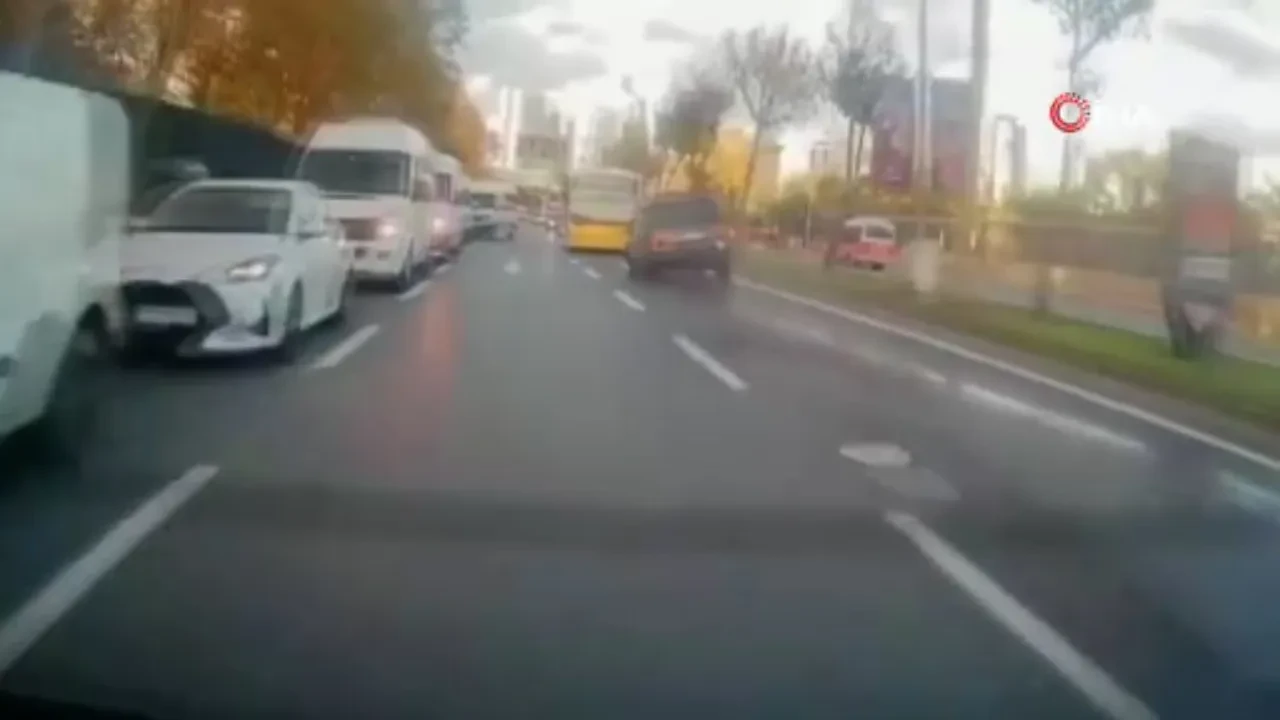 Karşı yöne geçen cip, İETT otobüsüyle kafa kafaya çarpıştı! Korkunç kaza kamerada