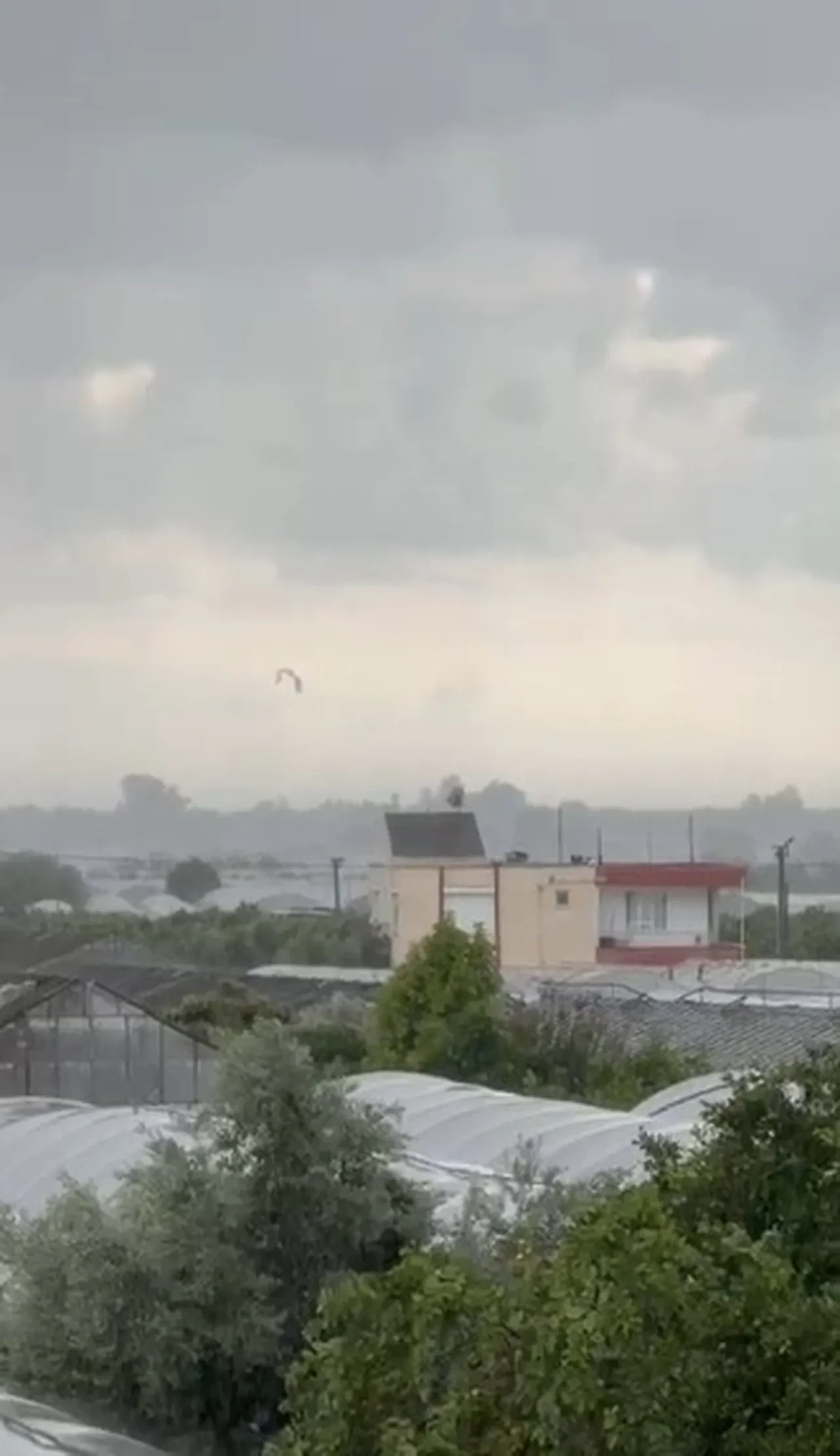 Kumluca’da sağanak ve fırtına alarmı: Denizde çıkan hortum karaya ulaştı, seralar zarar gördü