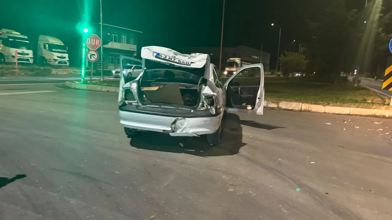 Kütahya'da korkutan kaza: Tır otomobili biçti, facianın eşiğinden dönüldü