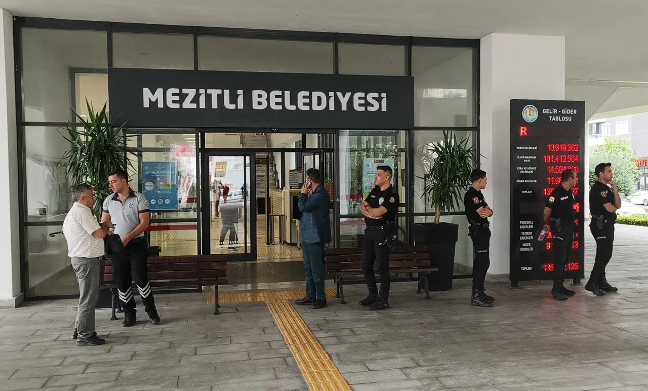 Mezitli Belediye Başkanı Tuncer hakkında dikkat çeken iddialar: 8 milyon TL nakit, külçe altın ve parti teşkilatına para transferi