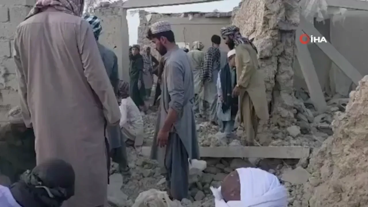 Pakistan'dan Afganistan'a hava saldırısı: Devamı gelecek!