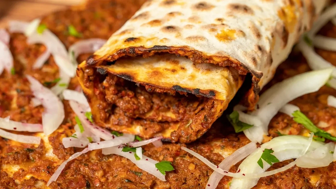 Şanlıurfalı kadınların yaptığı lahmacun tarifini öğrendim! Kimsenin bilmediği o yöntem