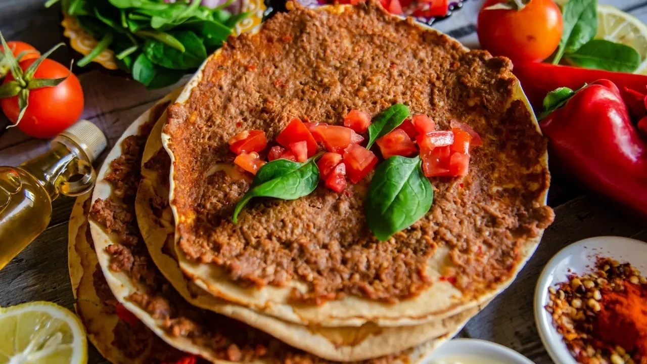 Şanlıurfalı kadınların yaptığı lahmacun tarifini öğrendim! Kimsenin bilmediği o yöntem