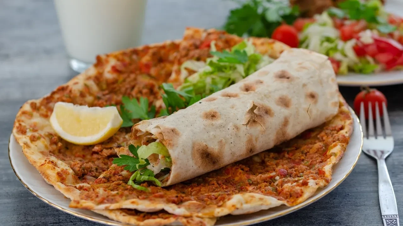 Şanlıurfalı kadınların yaptığı lahmacun tarifini öğrendim! Kimsenin bilmediği o yöntem