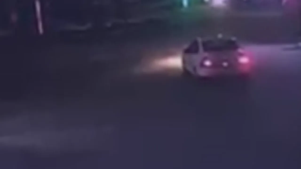 Tır, otomobili yoldan çıkarken böyle savurdu