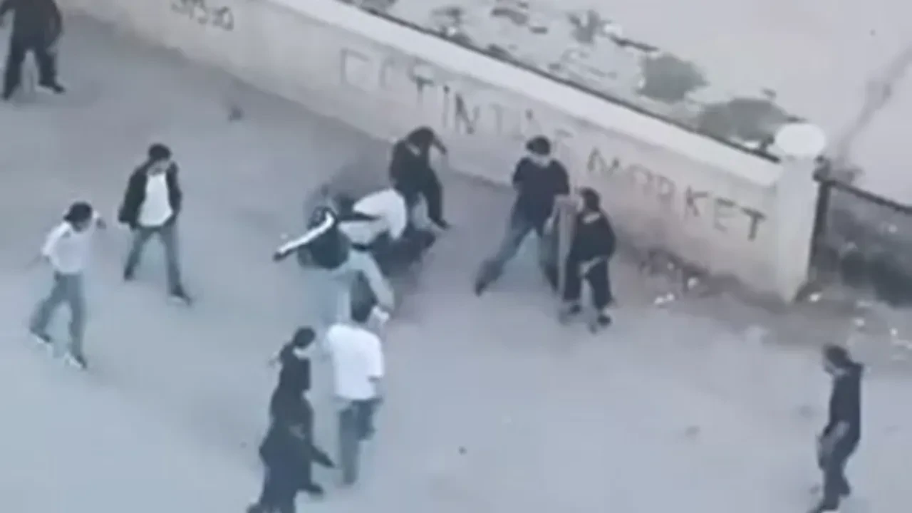 Yaklaşık 20 kişi! Araya aldıkları şahsı öldüresiye darp ettiler