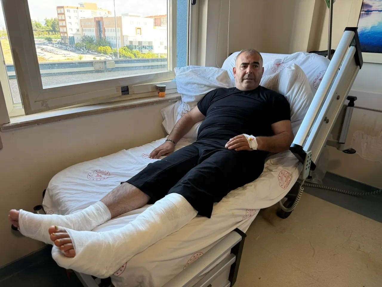 Yanan aracı bariyerlere sürdü, canını hiçe saydı! ''İnsan canı geri gelmez''
