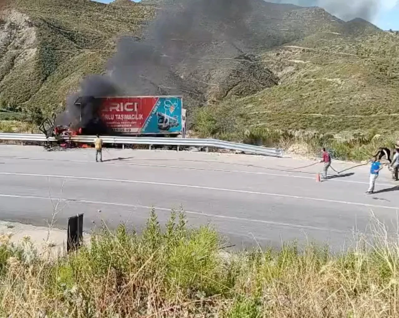 Yanan aracı bariyerlere sürdü, canını hiçe saydı! ''İnsan canı geri gelmez''
