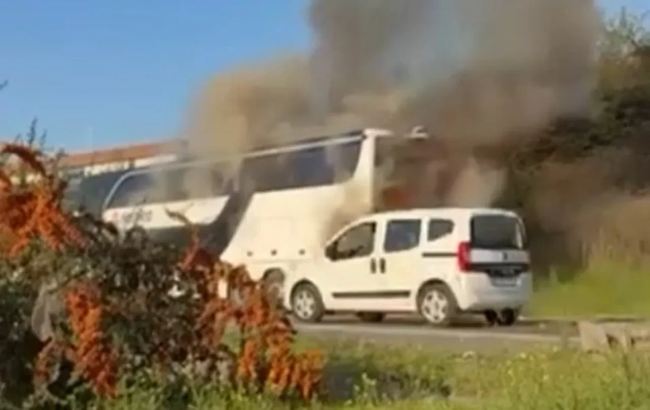 Bayrampaşa'da yolcu otobüsü seyir halindeyken alev aldı
