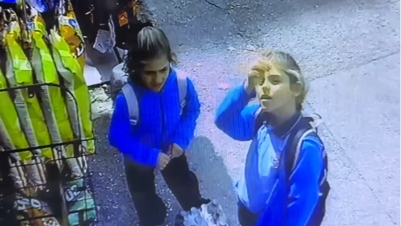 Bursa'da duygulandıran anlar: 2 kız kardeş kapalı marketten içecek alıp parasını bıraktı