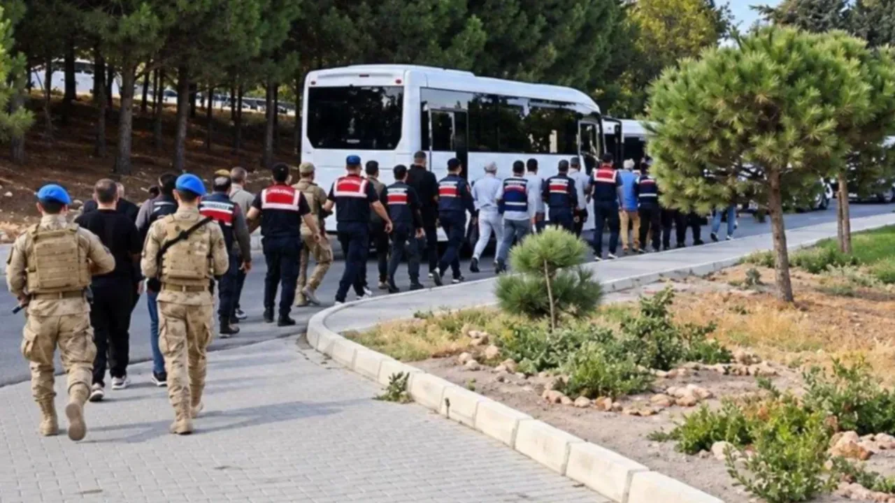 Çeşme Belediyesine yolsuzluk operasyonu: 10 şüpheli tutuklandı