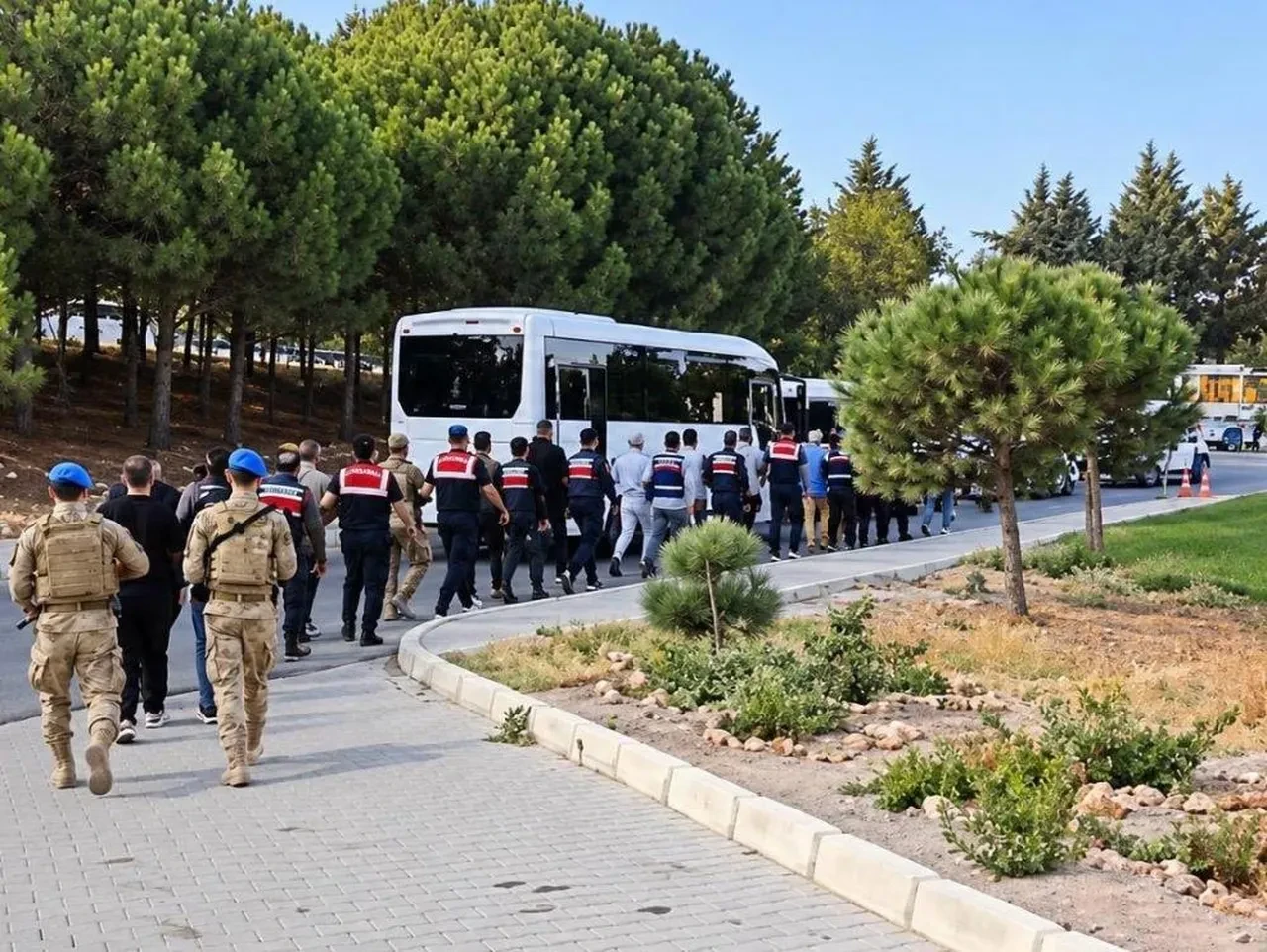 Çeşme Belediyesine yolsuzluk operasyonu: 10 şüpheli tutuklandı